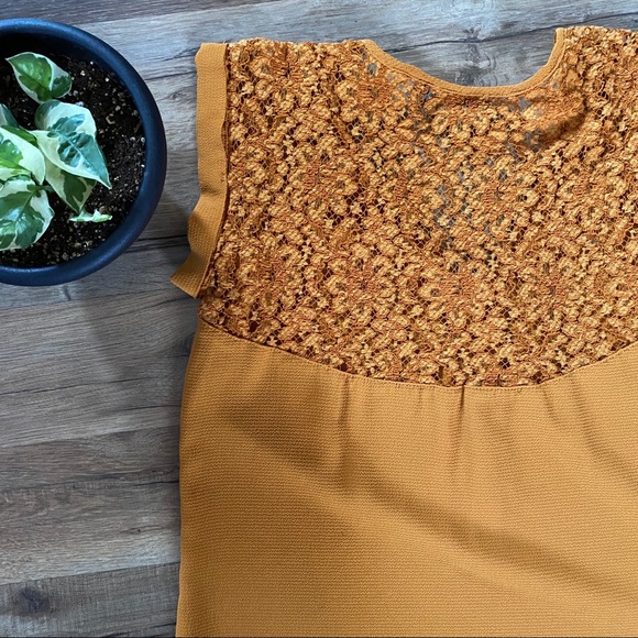 🦁Orange Top with lace detail - Picture 2 of 3